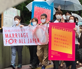 画像。結婚の自由をすべての人に訴訟、東京第二次訴訟・第二回期日前の入廷行動の様子。原告たちを先頭にして、東京地方裁判所前を歩く様子。