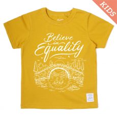 黄色のキッズ用のTシャツに、白のインクで今回のデザインが載っている
