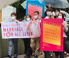 画像。結婚の自由をすべての人に訴訟、東京第二次訴訟入廷行動の様子。原告たちを先頭にして、東京地方裁判所前の沿道を歩いている。