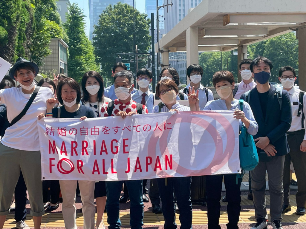 MarriageForAllJapanの横断幕を掲げる原告団と弁護団