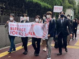 東京地方裁判所に入廷する原告と弁護団。結婚の自由をすべての人に、という横断幕を掲げている