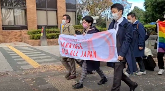 （名古屋地裁前を歩く、弁護団と支援者たちの写真）