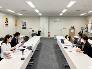 マリフォーメンバーが玉木議員と矢田さんに向かい合って裁判の進捗を説明している