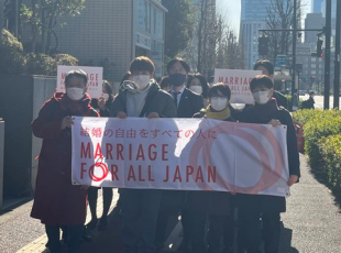 東京地方裁判所に入っていく原告の皆さんと弁護団のみなさん
原告の皆さんが「結婚の自由をすべての人に」と書かれた横断幕を掲げて歩いている