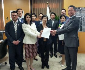 Terahara, Malifaux Representative Director, and Matsunaka, Malifaux Director, handed a letter of request to Wada, Vice Minister of Gender Equality, etc., requesting that efforts related to LGBTQ+ be placed on the agenda of the G7 Hiroshima Summit and the G7 Ministerial Meeting.