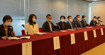 Press conference. In addition to Terahara, representative director, and Matsunaka, a board member, six corporate representatives are on the stage.
