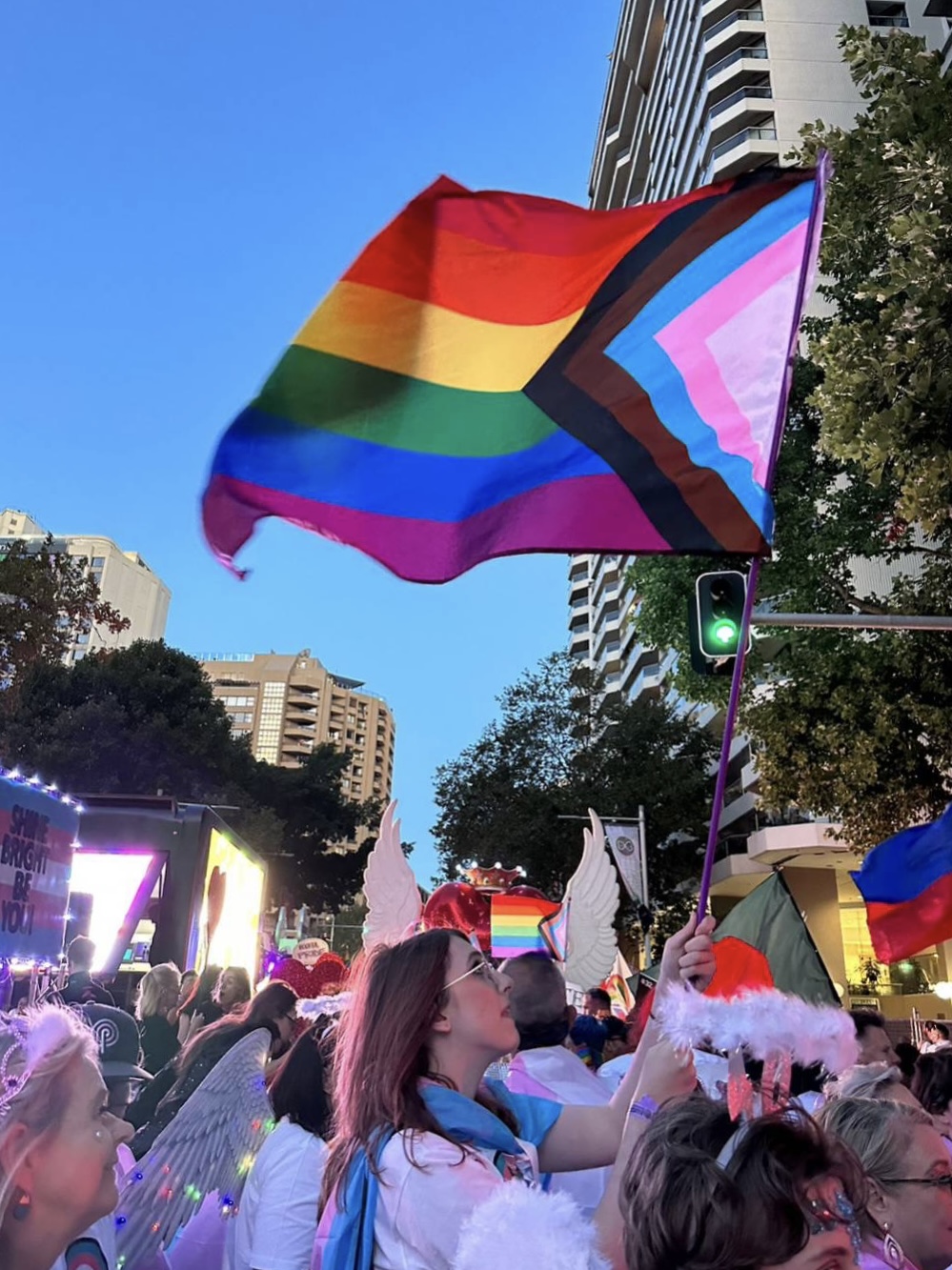 LGBTQ+権利の進歩をお祝いするプライドウィークにてドレスアップしパレードを楽しむ人々