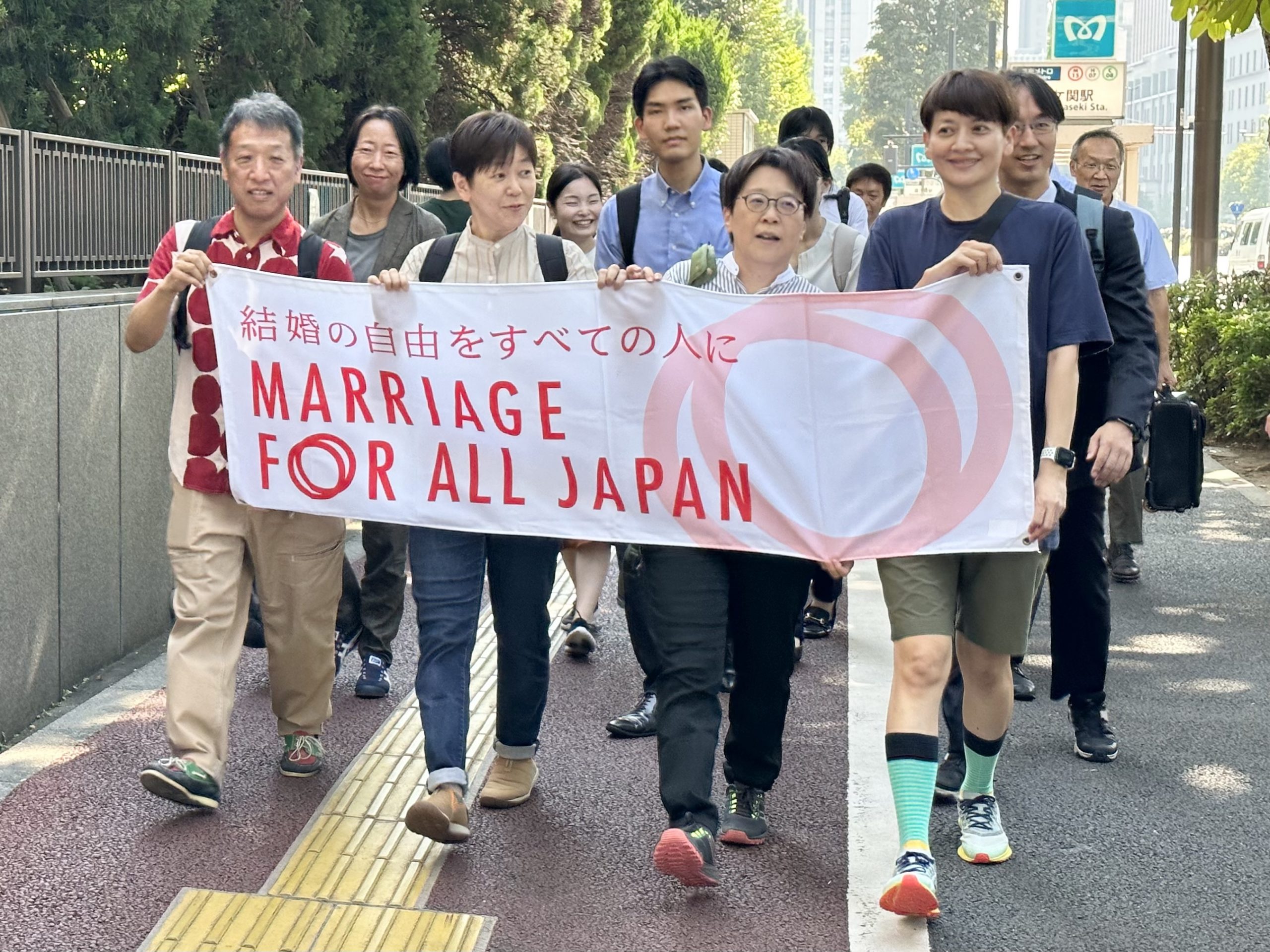 東京地裁前で入廷行動する「結婚の自由をすべての人に」東京第2次訴原告と弁護団員