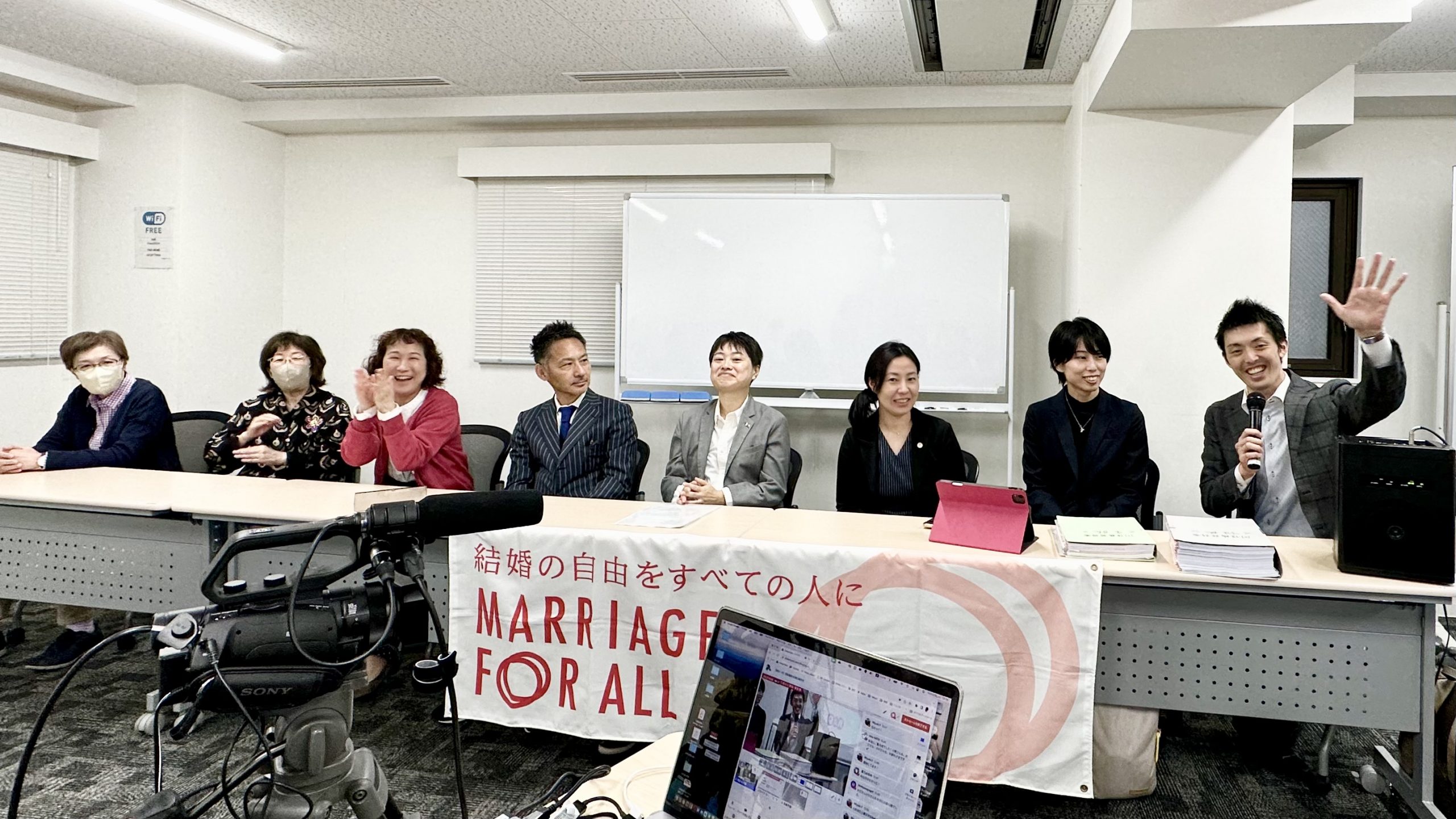 東京高等裁判所で行われた「結婚の自由をすべての人に」控訴審第2回弁論期日を終え、期日報告会に臨む、東京第一次訴訟の控訴人らと弁護団員