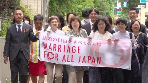 東京高等裁判所前で入廷行動をする「結婚の自由をすべての人に」東京第一次訴訟の控訴人らと弁護団員