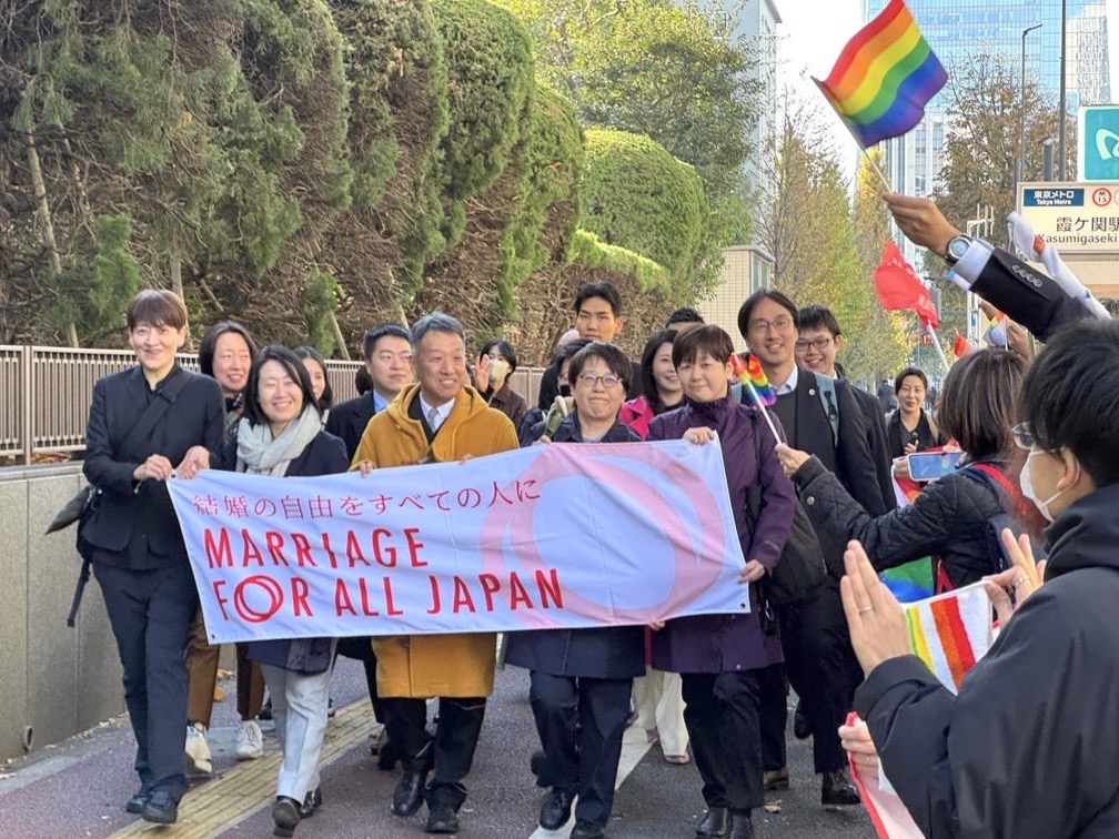 東京高等裁判所前で入廷行動をする「結婚の自由をすべての人に」東京第二次訴訟の原告らと弁護団員
