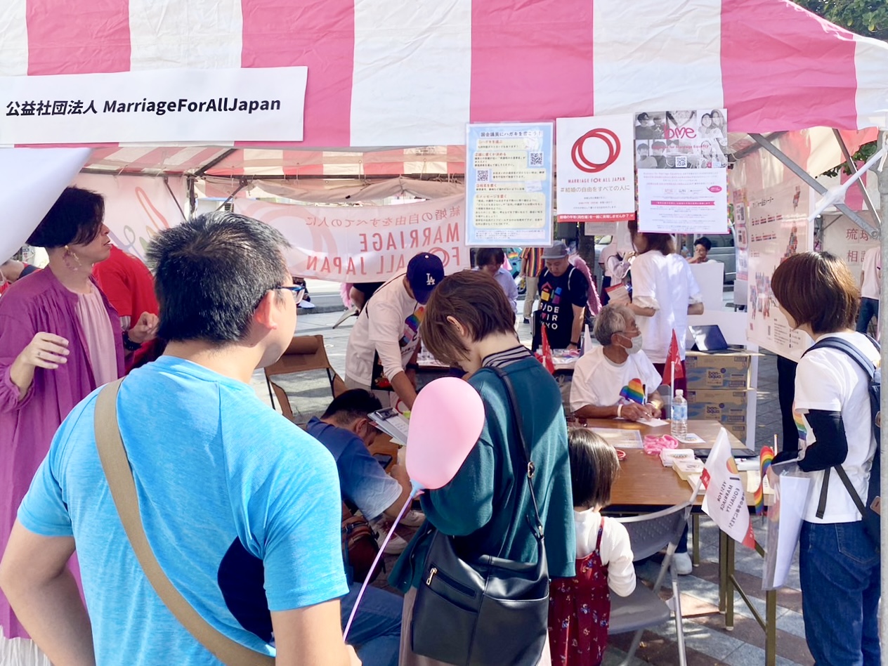 2023年12月10日（日）に沖縄県那覇市で開催されたピンクドット沖縄2023のマリフォーブース写真。たくさんの来場者に「国会議員へ手紙を書こう！」企画に参加いただいている