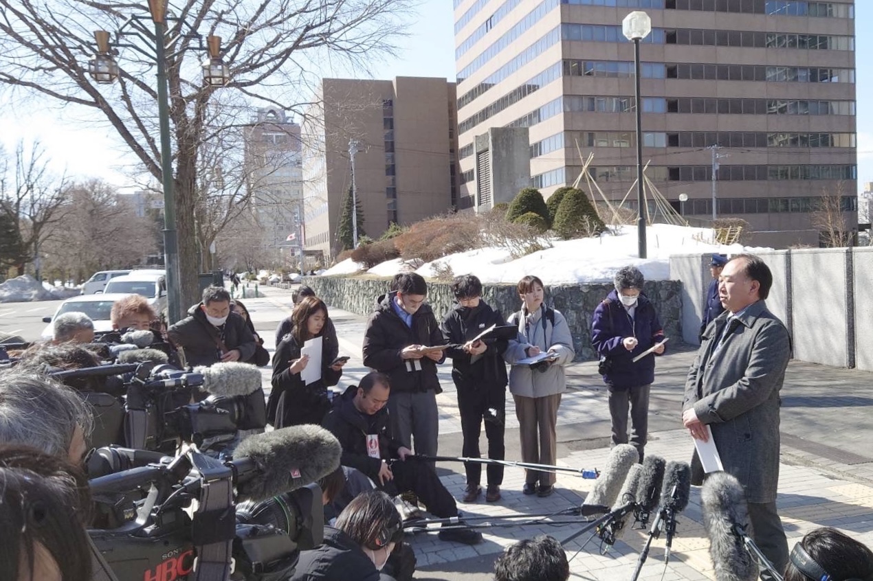 上告後、札幌高等裁判所前で取材対応に応じる「結婚の自由をすべての人に」北海道訴訟弁護団の加藤丈晴弁護士