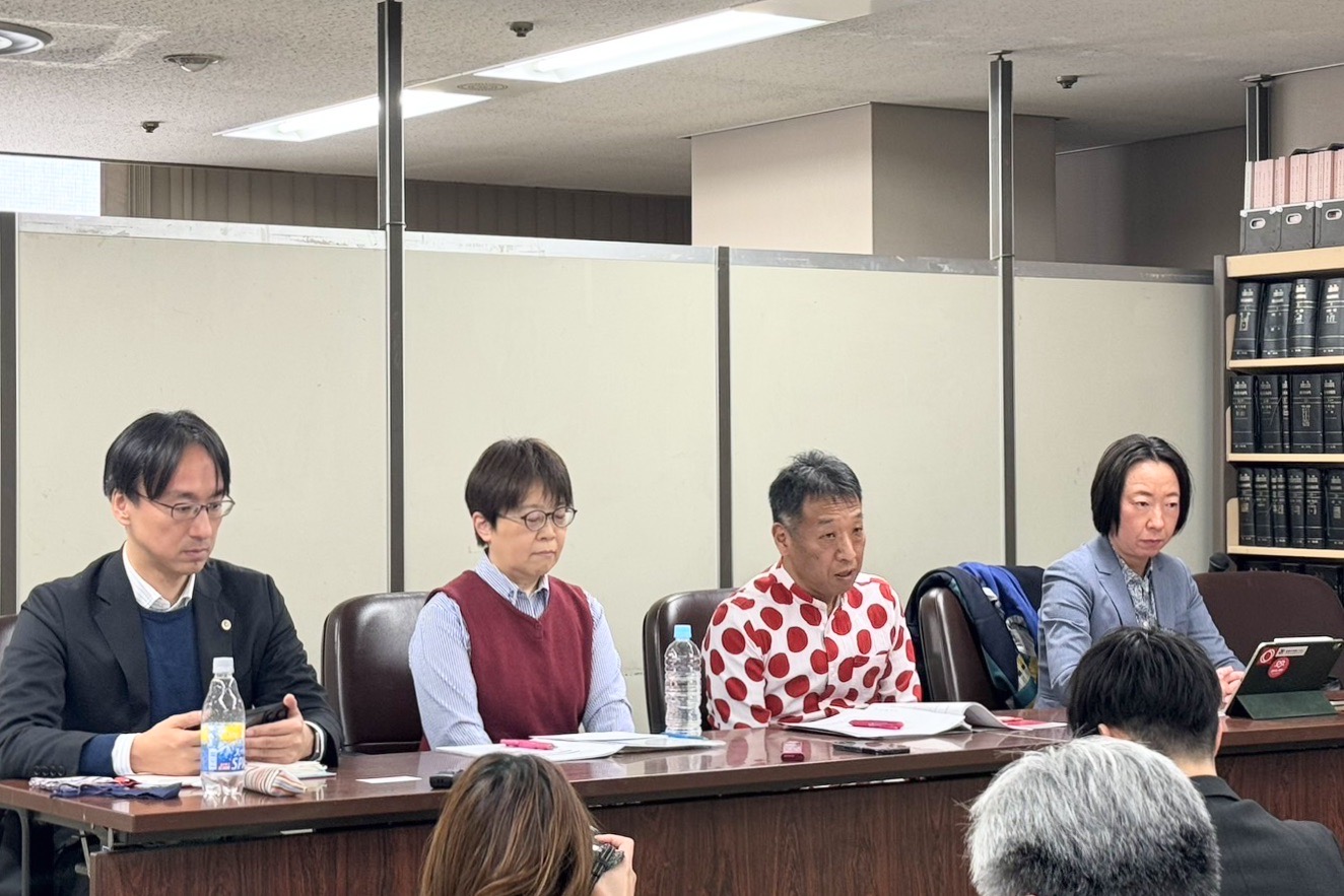 東京高等裁判所への控訴後、都内某所で記者会見に臨む「結婚の自由をすべての人に」東京第二次訴訟の控訴人らと弁護団員