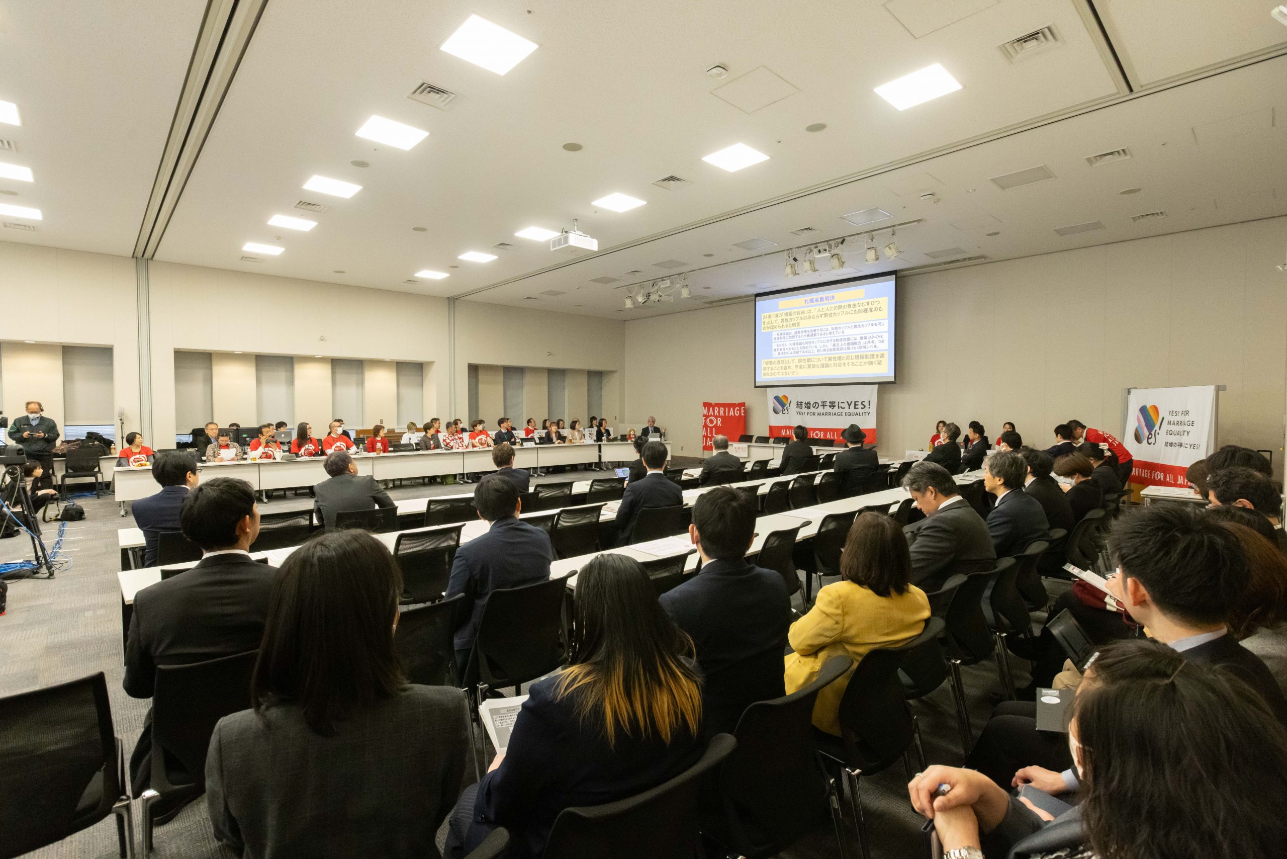 2024年3月22日（金）、衆議院第一議員会館にて開催された第6回マリフォー国会の全景。「結婚の自由をすべての人に」訴訟の原告・控訴人および全国支援団体メンバーが国会議員と対峙するように座っている