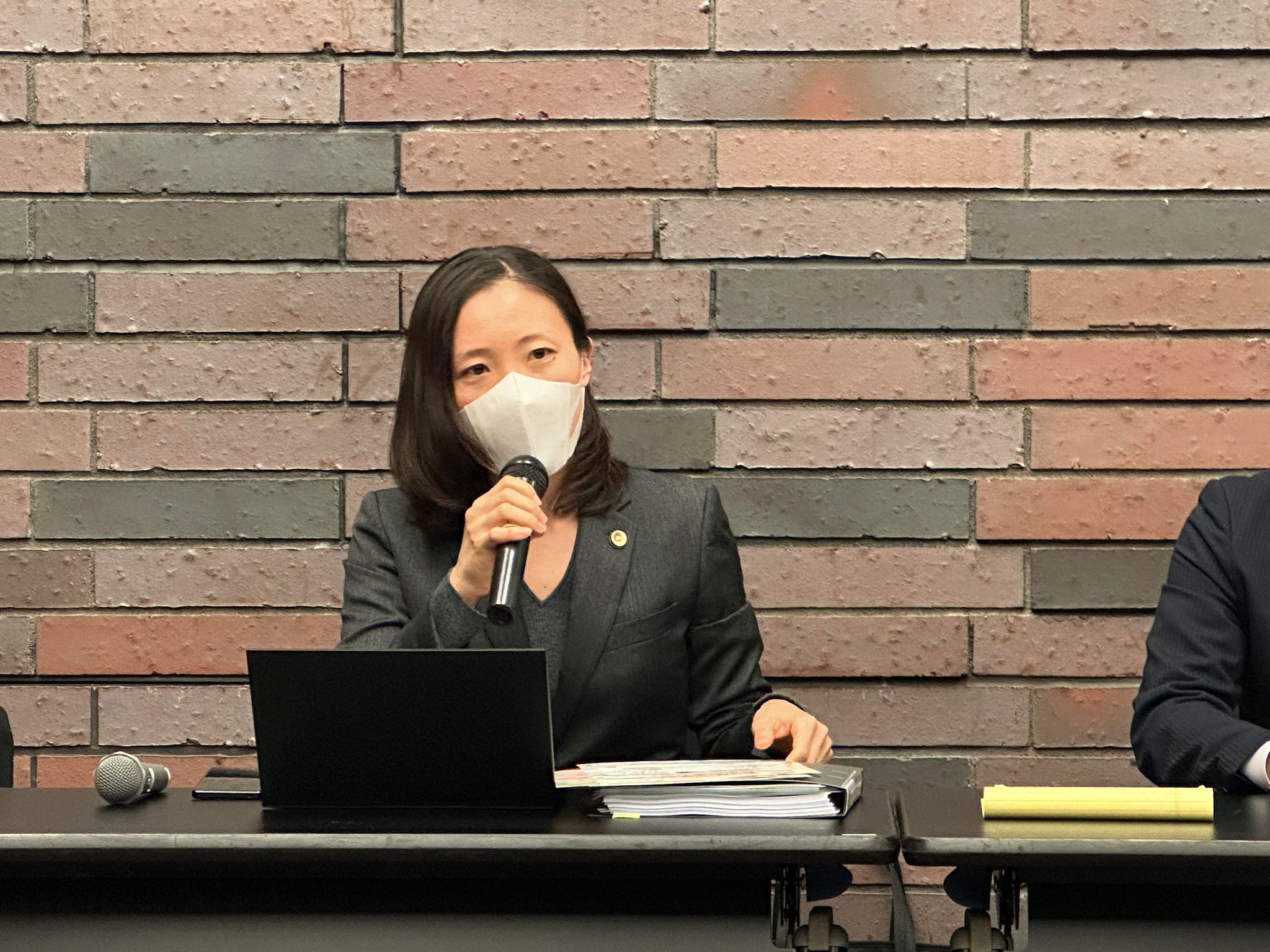 結婚の自由をすべての人に」関西訴訟 大阪高裁第2回口頭弁論期日報告集会で発言する坂田テレサさん・坂田麻智さん・ほか弁護団メンバー