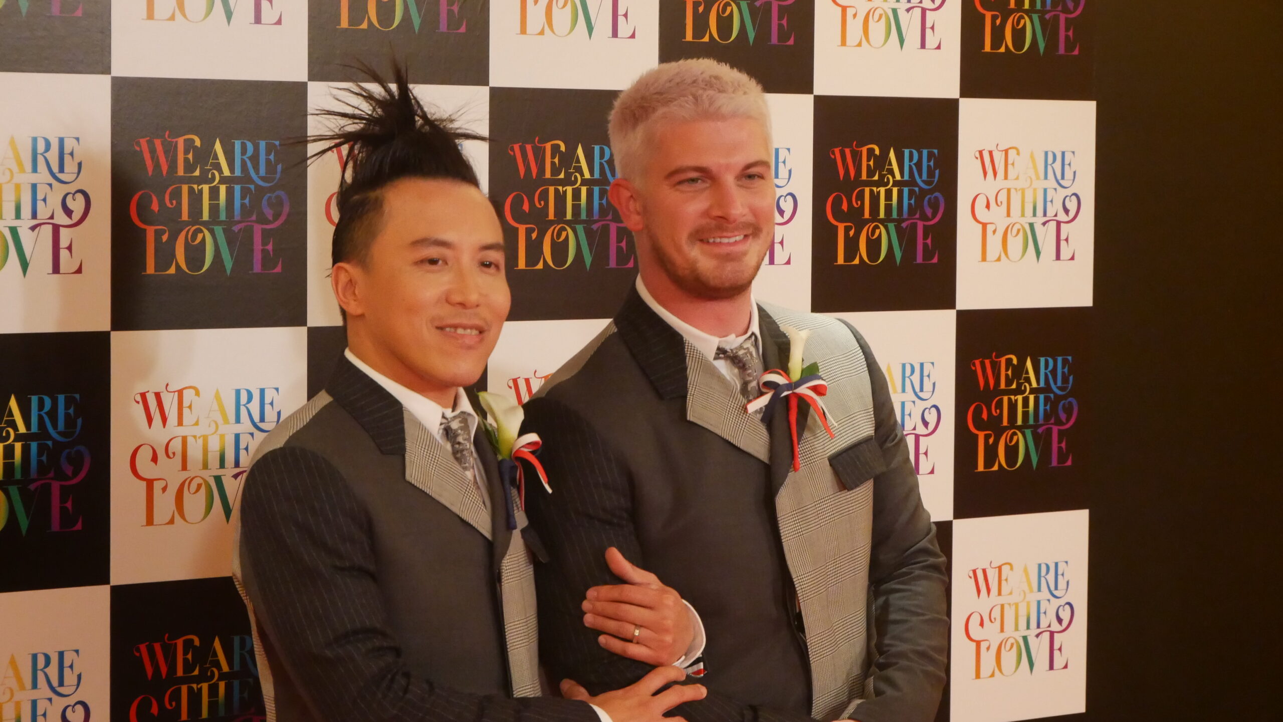 ●結婚の自由をすべての人に訴訟 報告会 配信画面のスクリーンショット 愛知弁護団の水谷弁護士、砂原弁護士、北海道弁護団の皆川弁護士、東京弁護団の佐藤弁護士、名古屋レインボープライドのじゅりあん、Team.S＠とよたの松本さん、PROUDLIFEの風間さんが配信画面に並んでいる。 松本さんは、岩波ブックレット「同性婚法制化のためのQ&A」を手に持ち、配信カメラに見せている。 全員とてもいい笑顔で、楽しそうな様子。