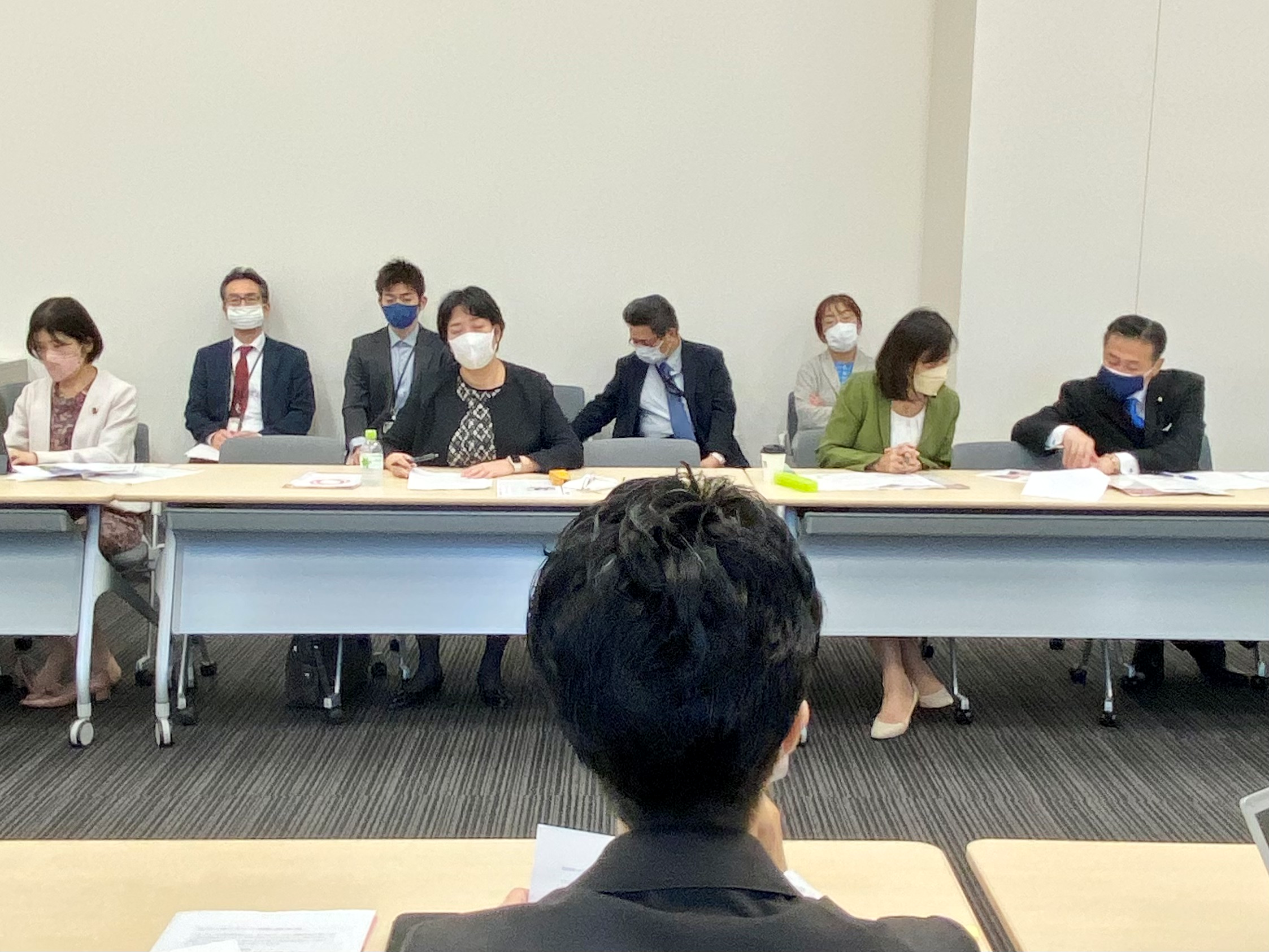 議員に対して説明をする一橋さん