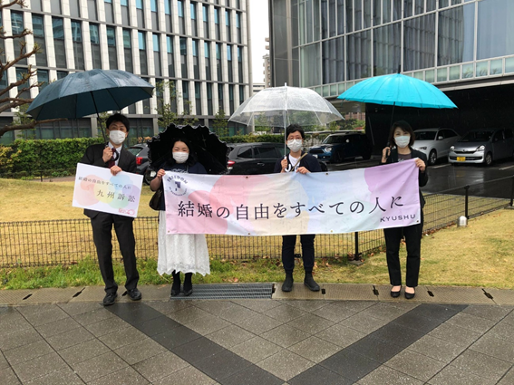 ココさんとミコさんのメッセージ　今日から、控訴審が始まりました。 裁判を応援してくれている方々、本当にありがとうございます。 裁判を巡り色々な言葉が語り尽くされていて、これ以上何を言えば良いのだろうかと考えています。 どういう言葉を使えば伝わるのか。言葉を探していますが、なかなか見つかりません。 何を言っても、届かない人には届かないというのも、本当に残念ですが、ひとつの現実なのかもしれません。 ただ、諦めるという選択肢はないので、これからも税金を払いながら、しぶとく言葉を紡いでいきます。