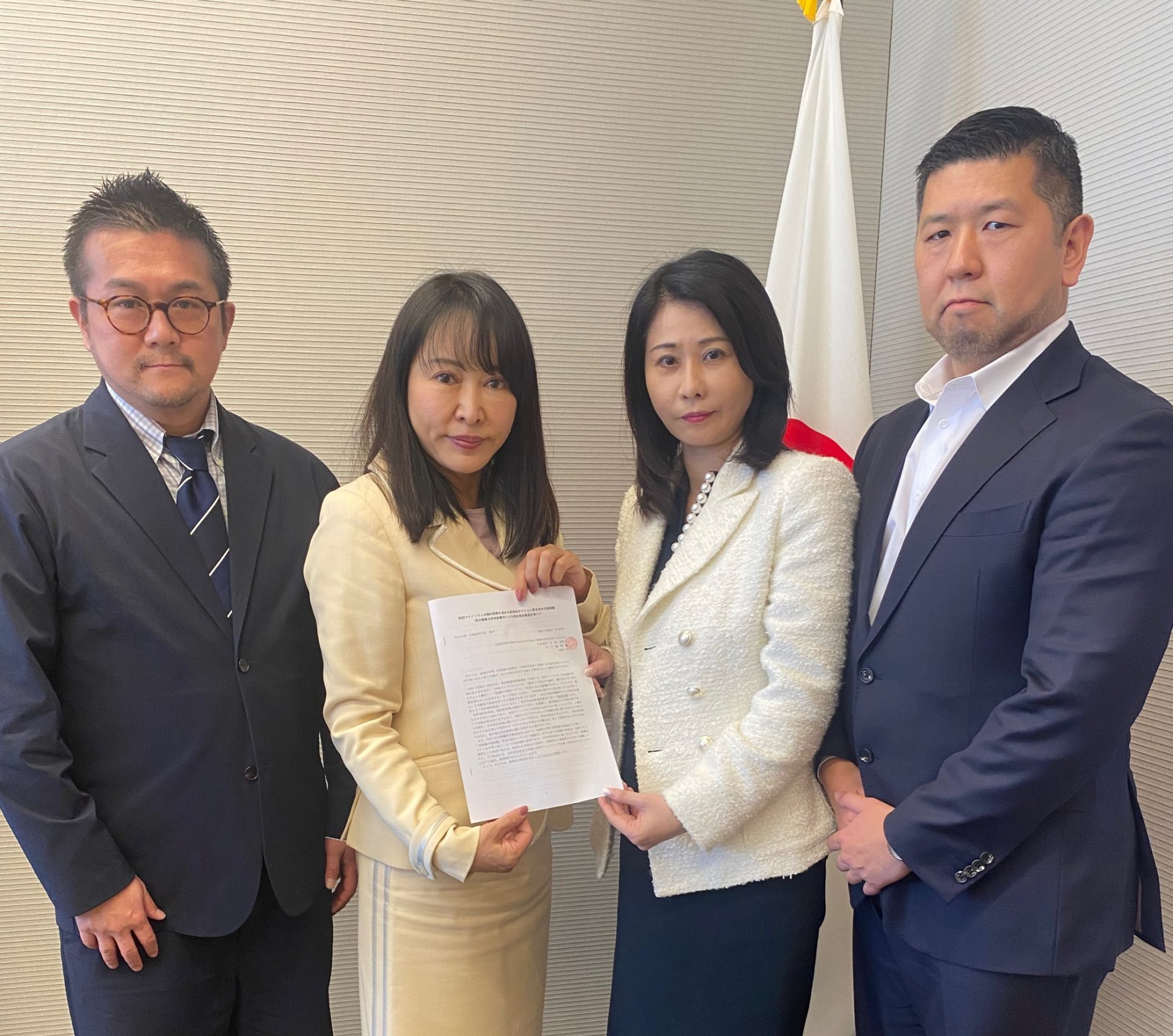 マリフォー代表理事寺原が、森まさこ首相補佐官に対して要請書を渡している様子 マリフォー理事の松中と柳沢も同席している 