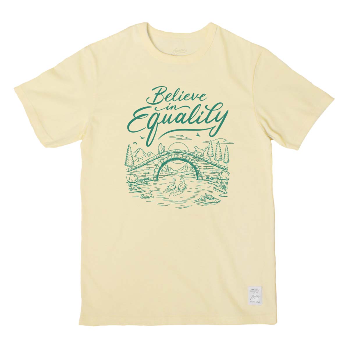 生成りの半袖Tシャツに、緑のマークで今回のデザインが載っている