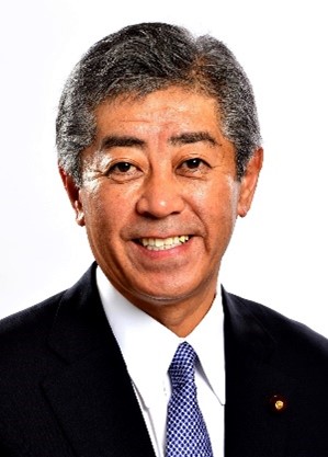 記者会見のようす 原告のゆうたさん、こうぞうさん、こうすけさん、まさひろさん、弁護団共同代表の二人と鈴木弁護士が並んでいる。