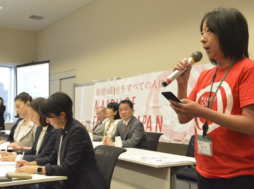 上杉弁護士と話を聞く国会議員の方々