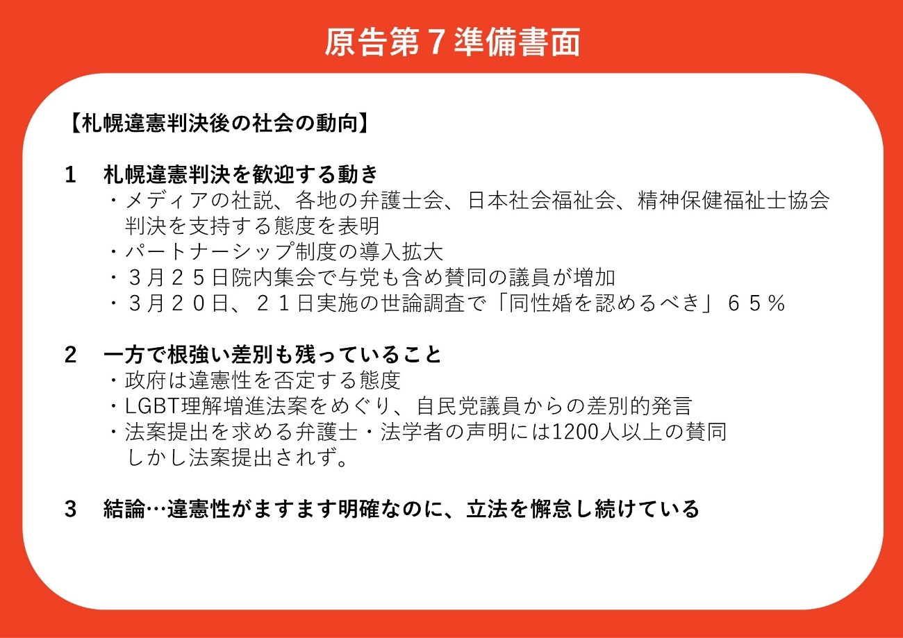 こうぞうさんとゆうたさんが二人で立っている。笑顔。明治製菓からプレセントされたチョコレートを二人で持っている