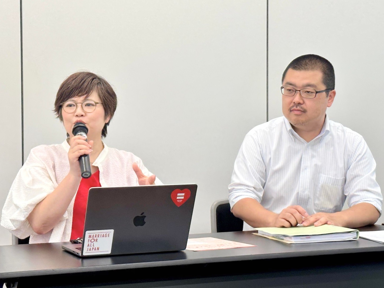 「結婚の自由をすべての人に」関西訴訟、大阪高裁にて控訴審第3回期日を終えたのち、期日報告会でスピーチする三輪弁護士・佐藤弁護士