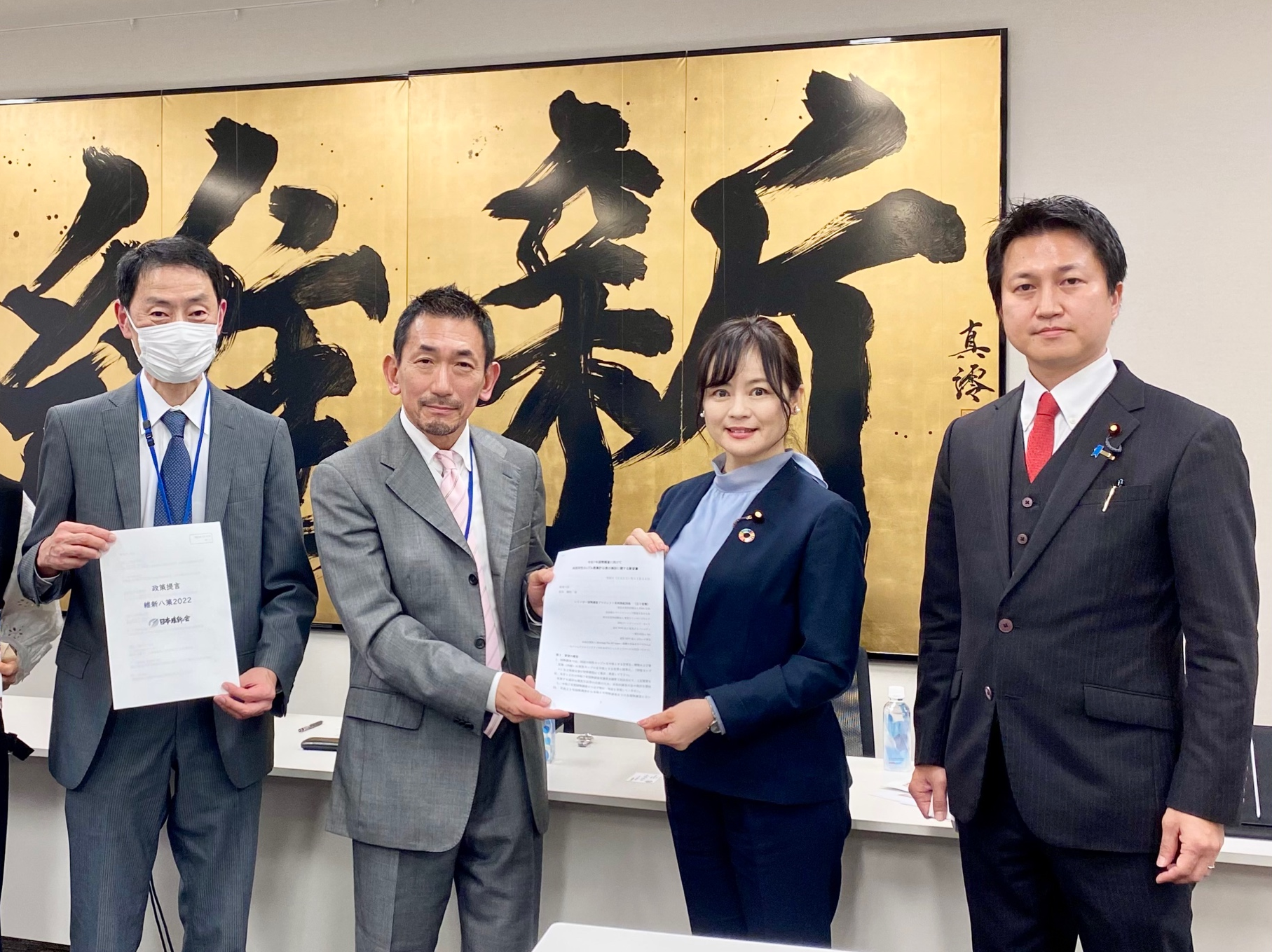 参加した維新の党の議員の皆さまとマリフォーメンバー 要望書を手渡している