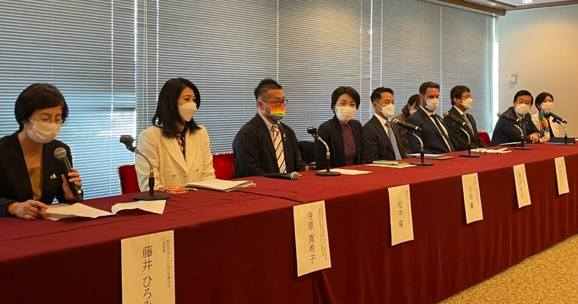 記者会見の様子。マリフォー代表理事の寺原・同理事の松中に加え、企業代表の6名の呼びかけ人が登壇している。