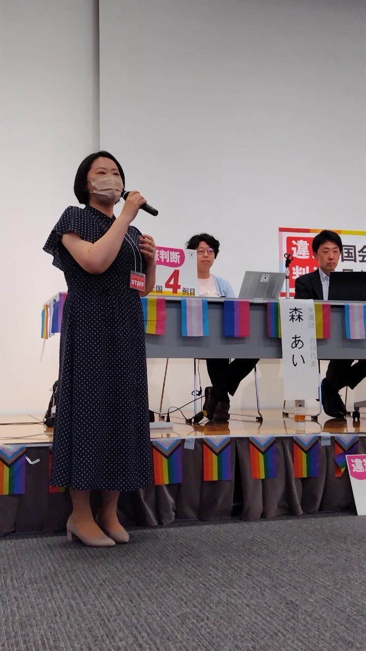 マイクを持っている皆川ひろみさん 北海道弁護団