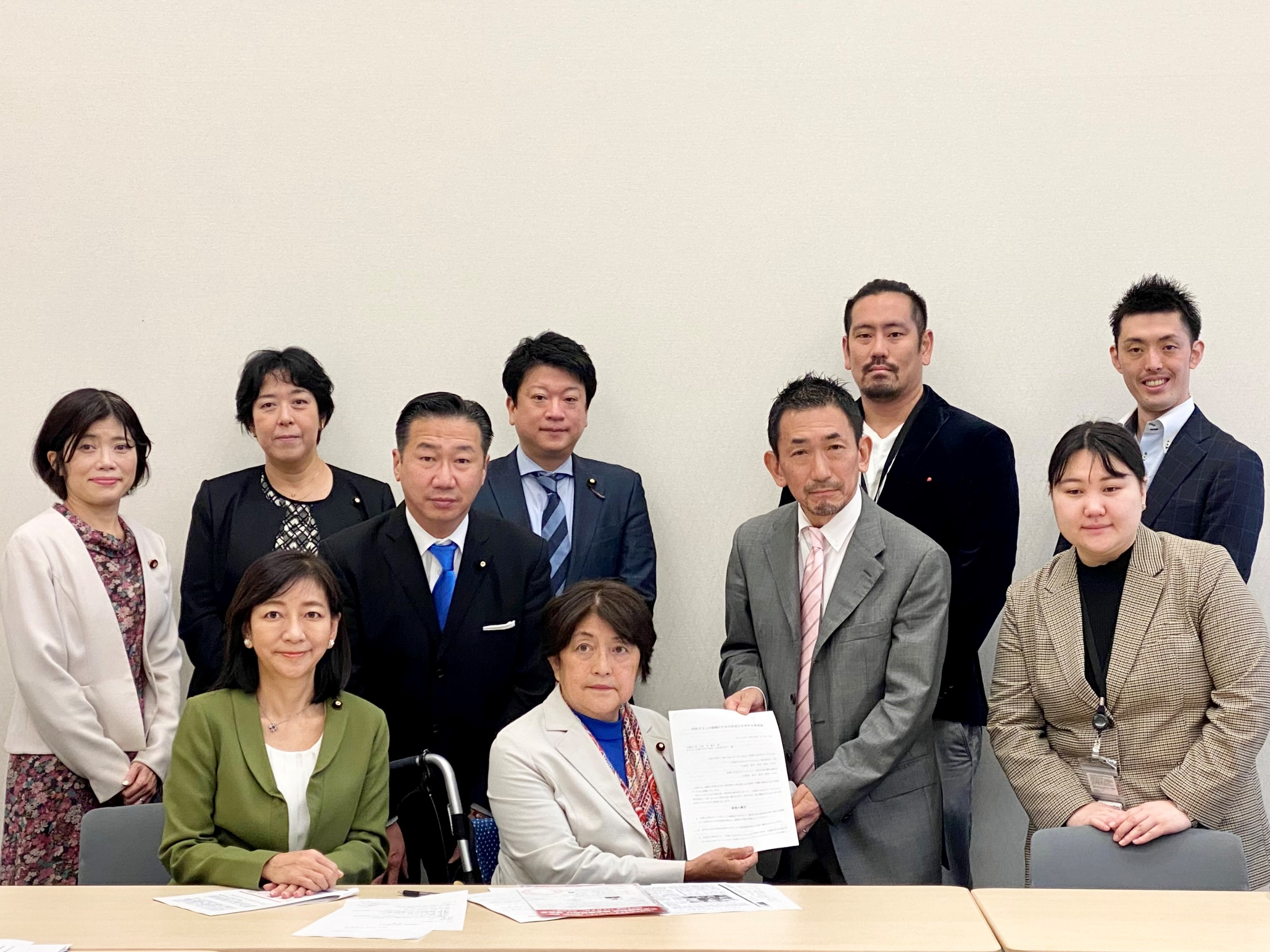 参加した立憲民主党の議員とマリフォーメンバーでの集合写真