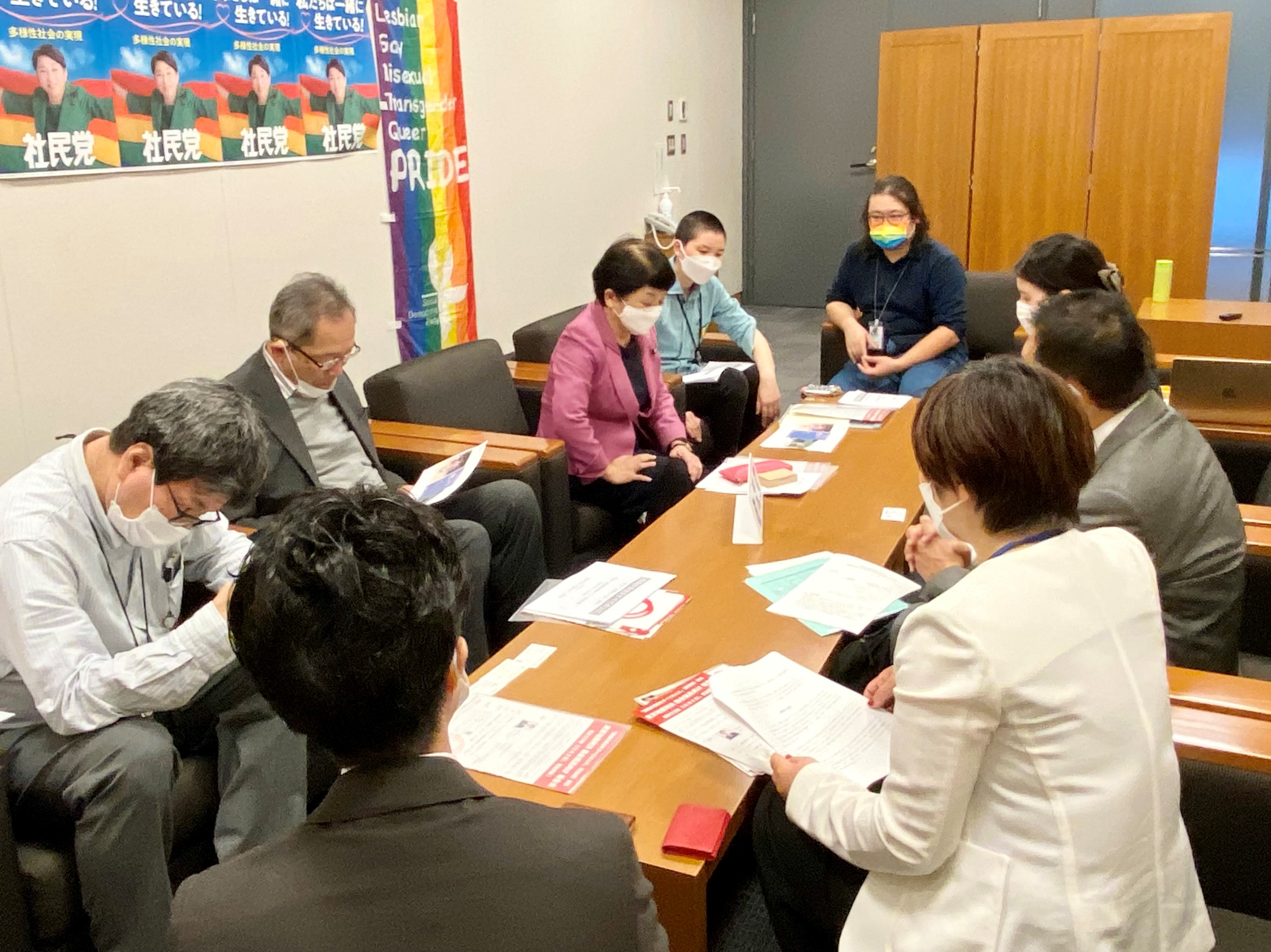 福島みずほ議員をはじめとする社民党議員の皆さまが、全国の「結婚の自由をすべての人に」訴訟の説明を聞いている様子