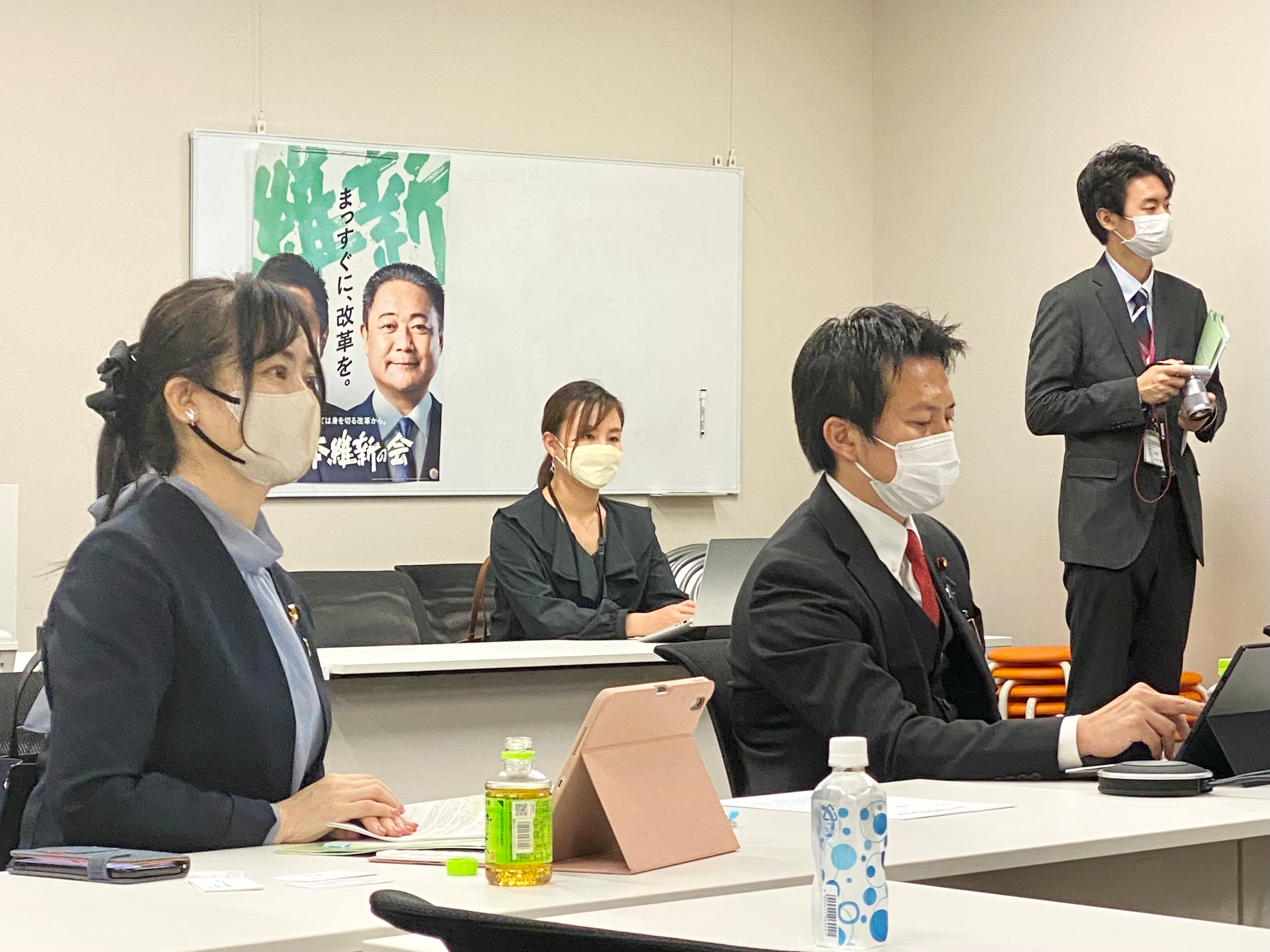 私たちの話に耳を傾ける高木かおり参議院議員と岩谷良平衆議院議員
