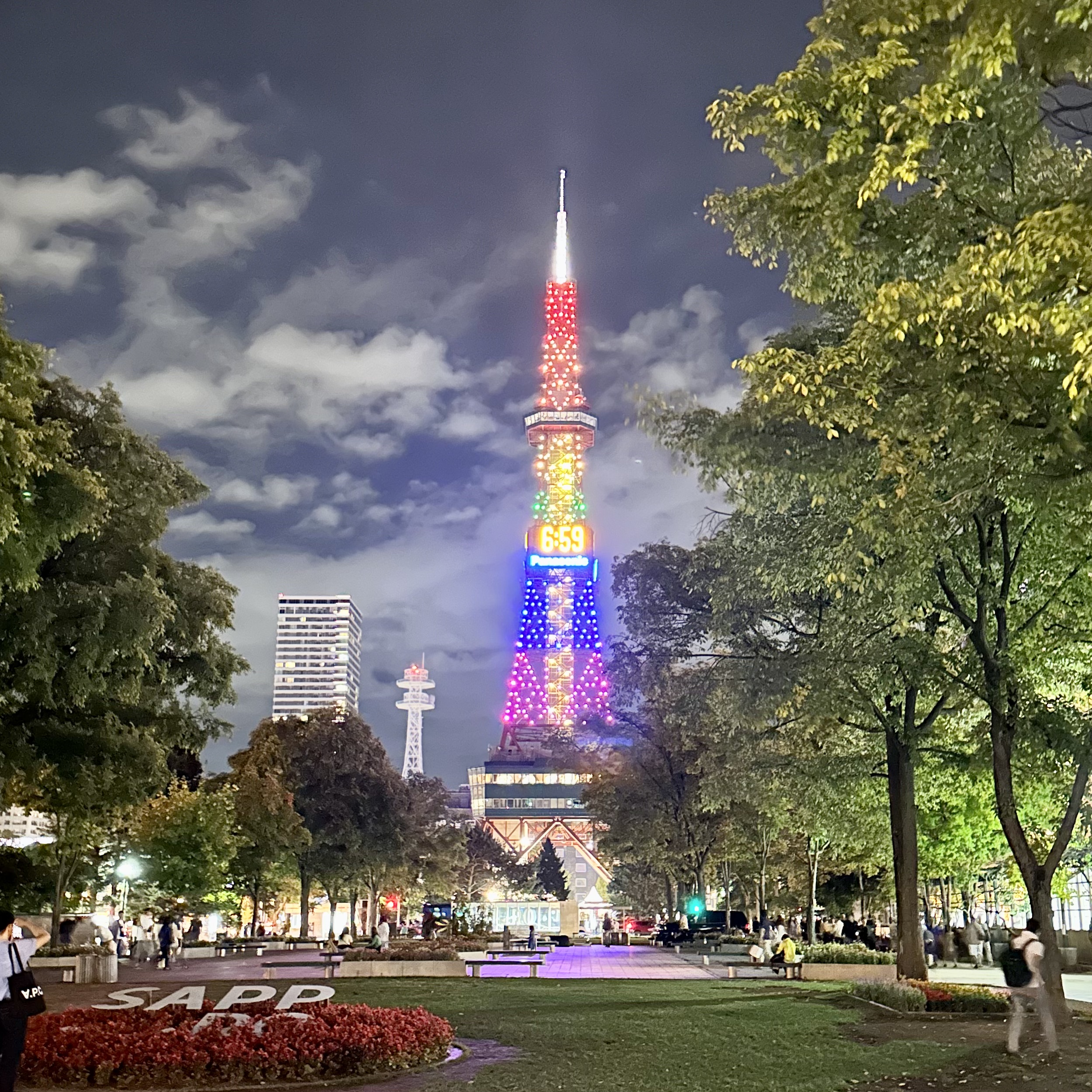 2023年画像：さっぽろレインボープライド開催期間中は、さっぽろテレビ塔がレインボーカラーにライトアップ