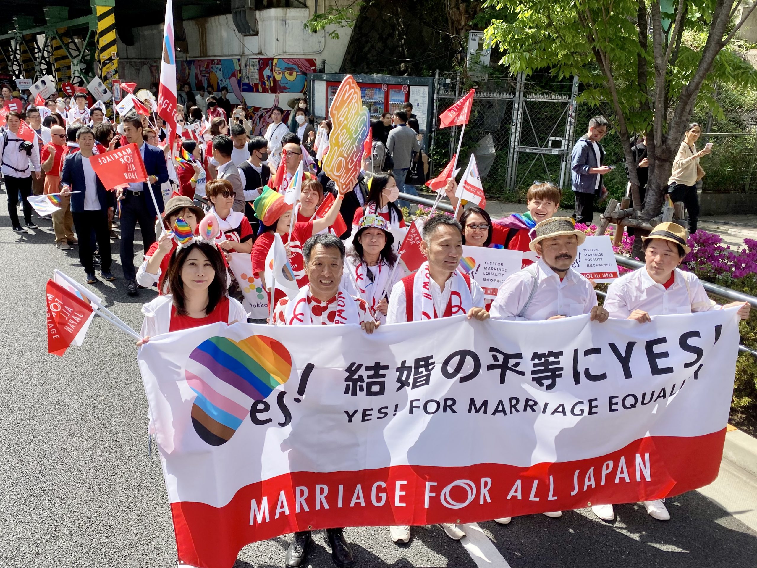 東京レインボープライド2023パレード、マリフォーチーム行進の様子