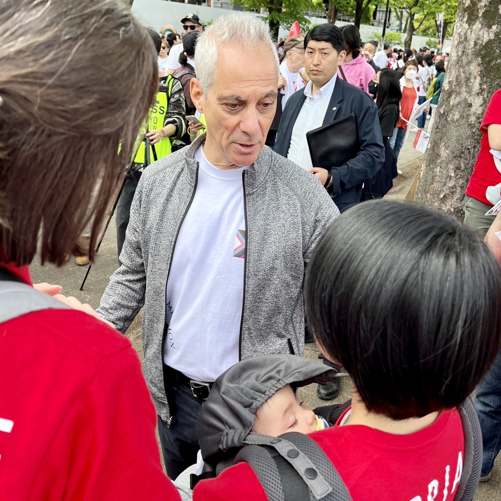 東京レインボープライド2023、マリフォーパレード出走前に関西原告を激励するラーム・エマニュエル駐日米国大使