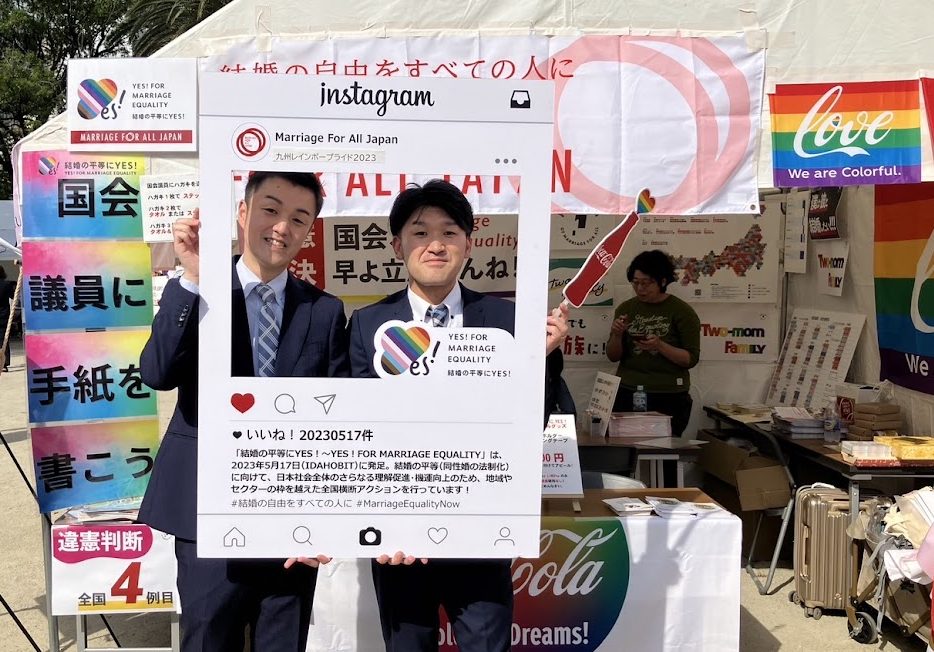 マリフォーのブースの雨で、Instagramを模したフォトフレームを使って写真を撮るまさひろさんとこうすけさん