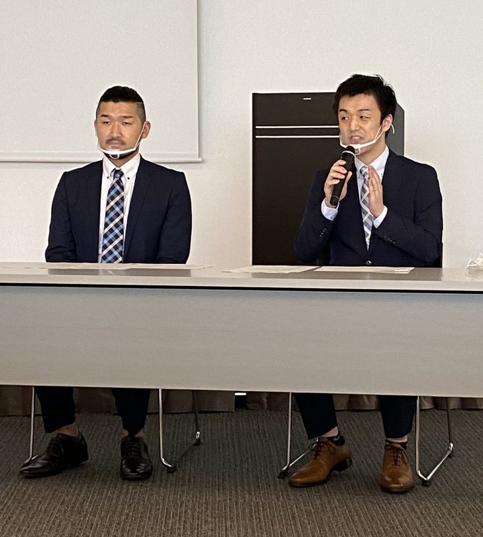 まさひろさんとこうすけさん まさひろさんがマイクを持っている