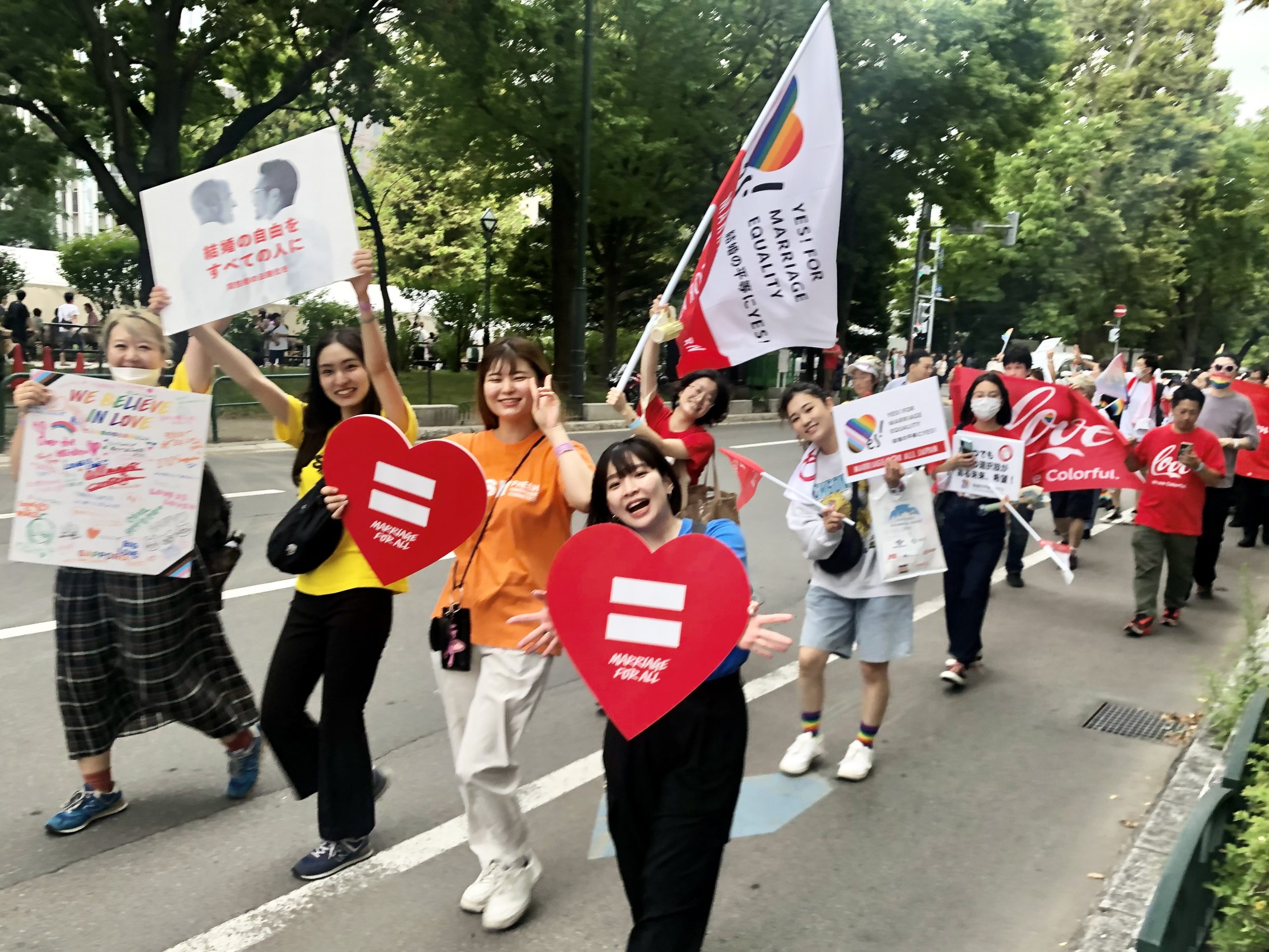 2023年画像：マリフォーチームは「結婚の平等にYES！」巨大フラッグを掲げて参加
