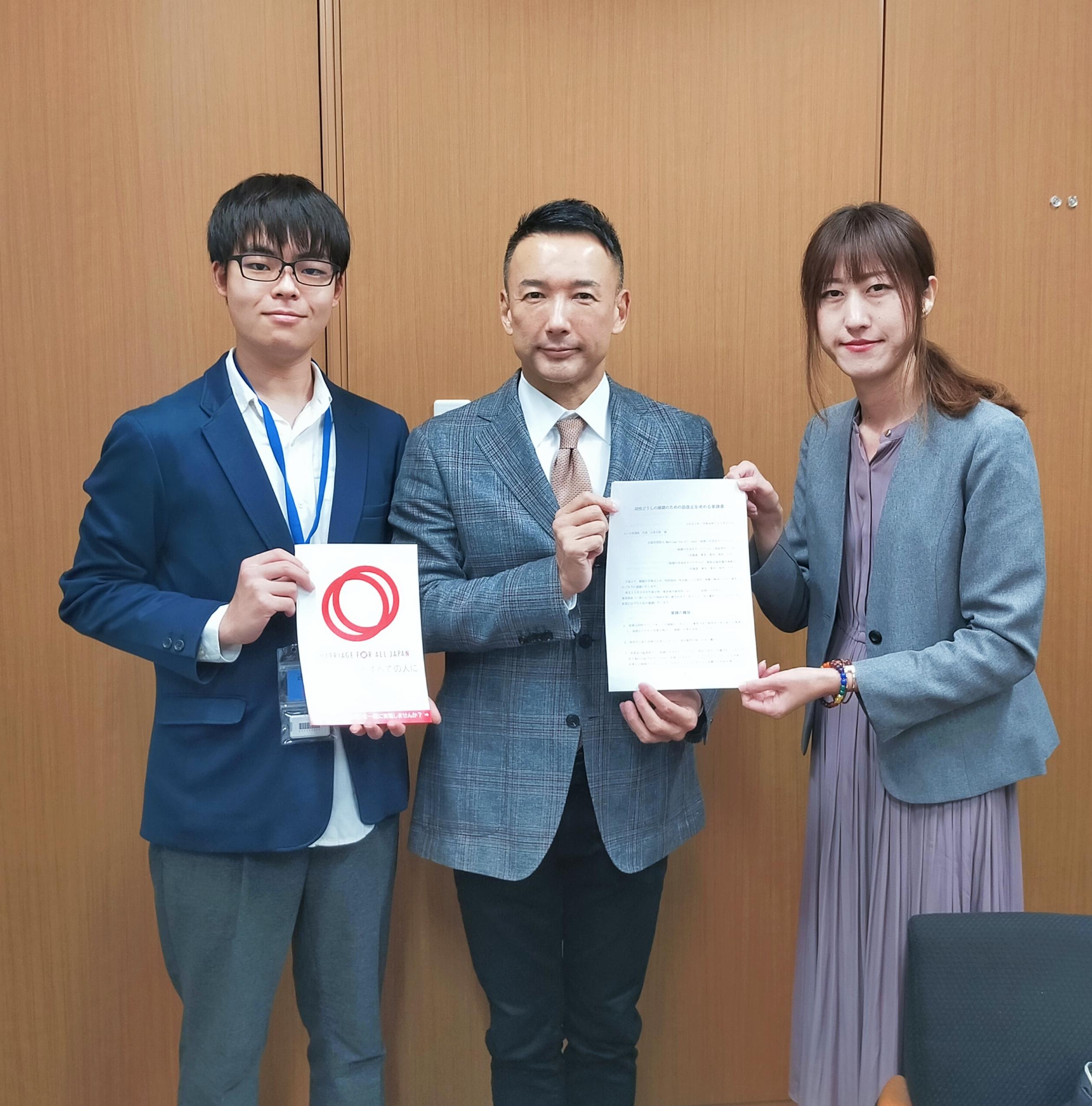 山本太郎議員とマリフォーメンバーの面談時の写真 真ん中に山本太郎議員が立っており、その両側にマリフォーメンバーが立っている