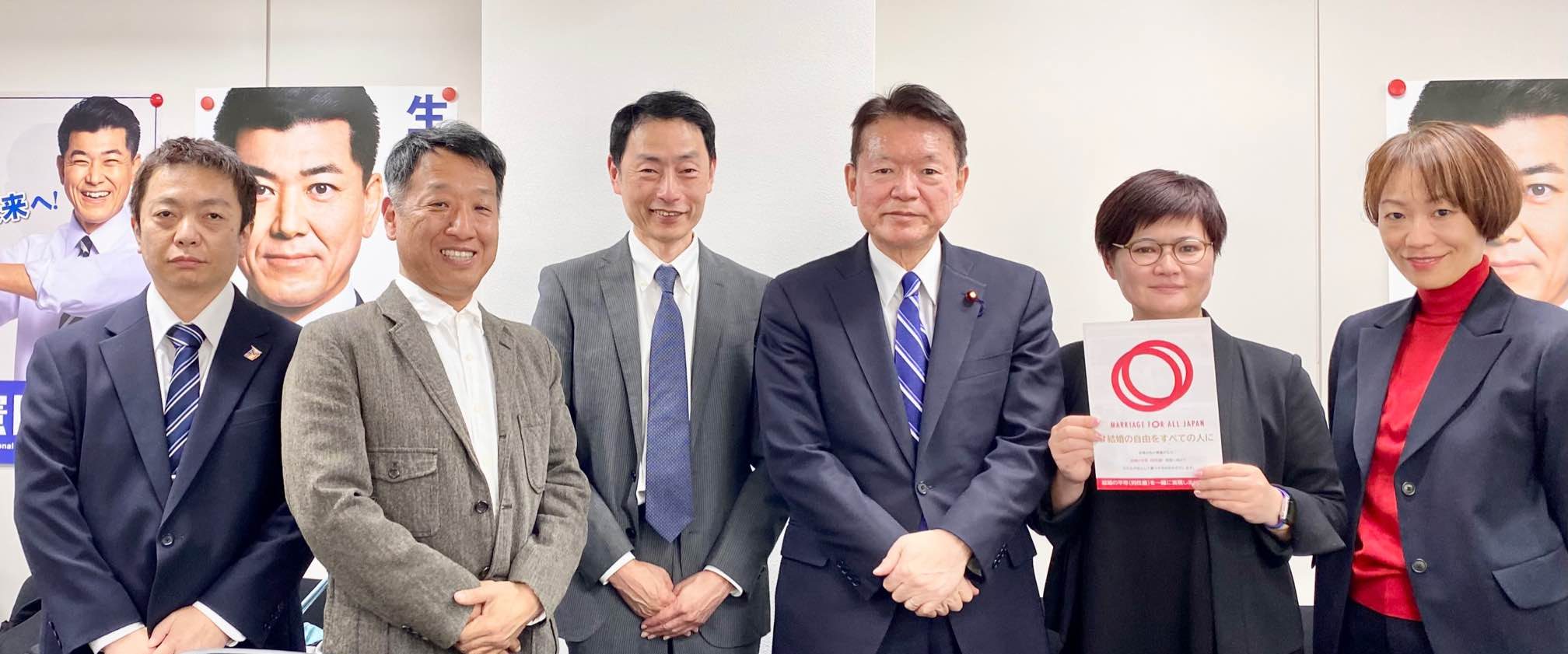 長妻昭衆議院議員とマリフォーメンバーを中心とした面会者が並んで写っている 写真左から、寺田、山縣真矢さん、永野、長妻昭衆議院議員、佐藤、沖島