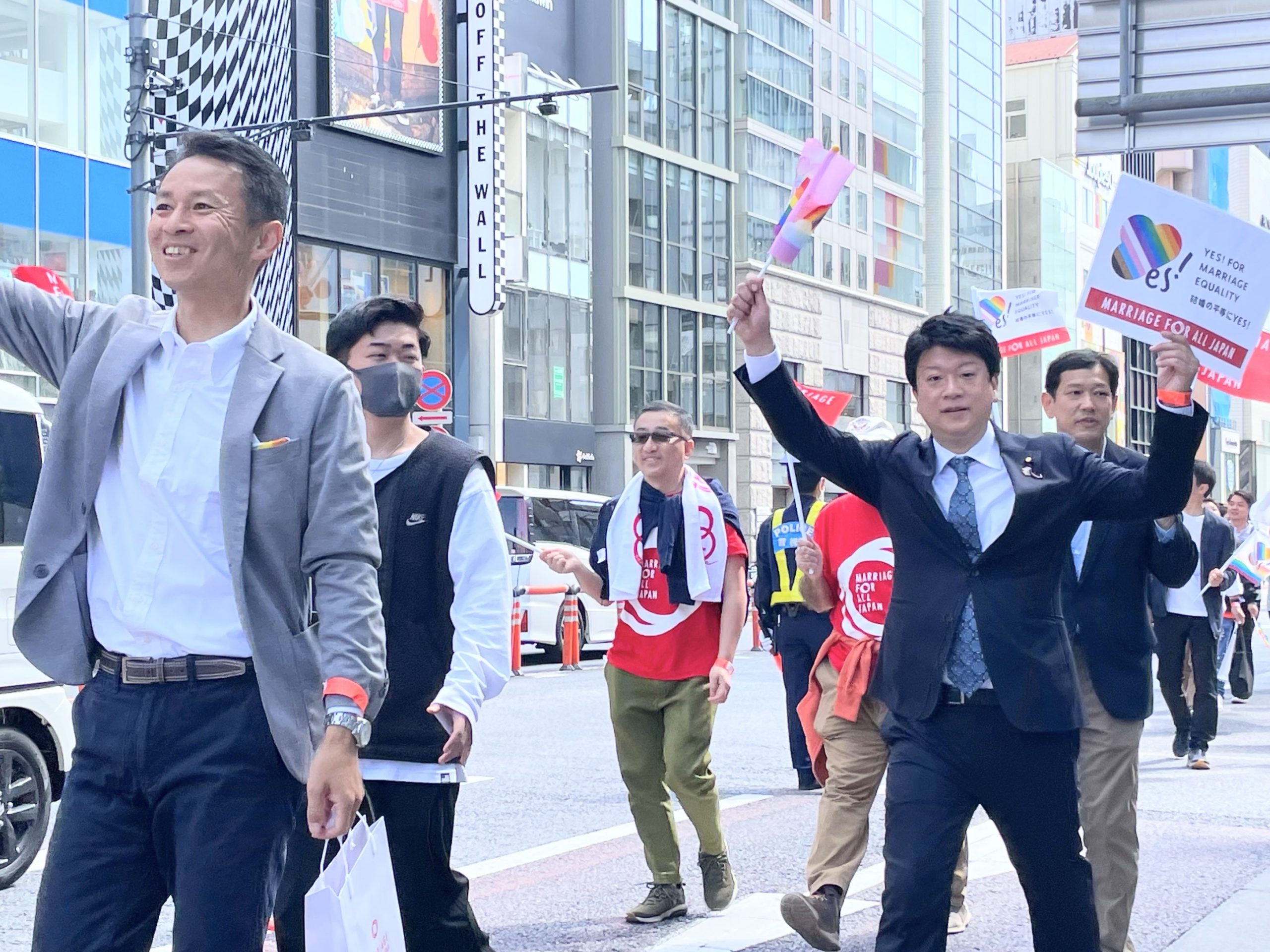 東京レインボープライド2023パレードにて、マリフォーチームに参加してくださった、公明党の谷合正明参議院議員、石川大我参議院議員、宮本徹衆議院議員