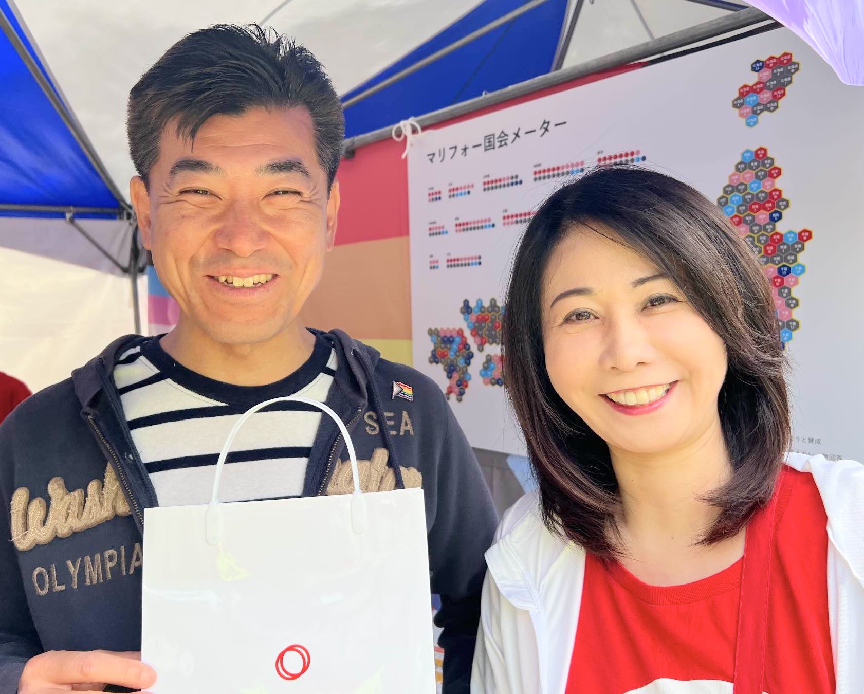 東京レインボープライド2023パレード出走前に、マリフォーブースを激励してくださった、泉健太・立憲民主党代表と、マリフォー共同代表の寺原真希子