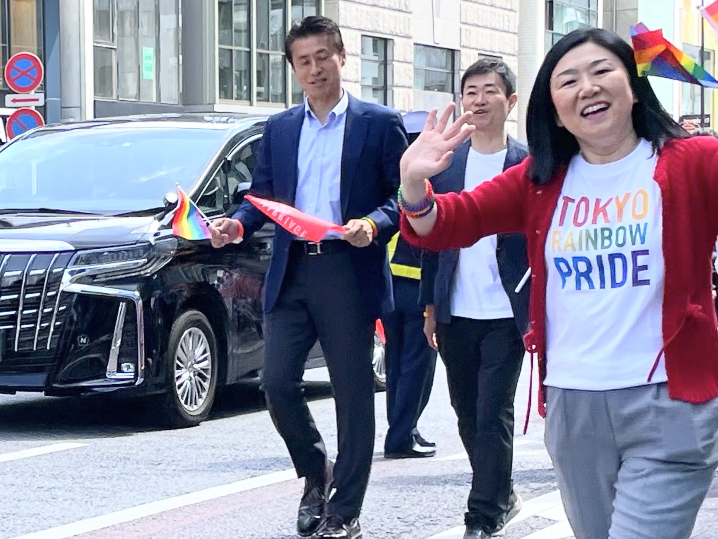 東京レインボープライド2023パレードにて、マリフォーチームに参加してくださった、自民党の牧島かれん衆議院議員と、細野豪志衆議院議員