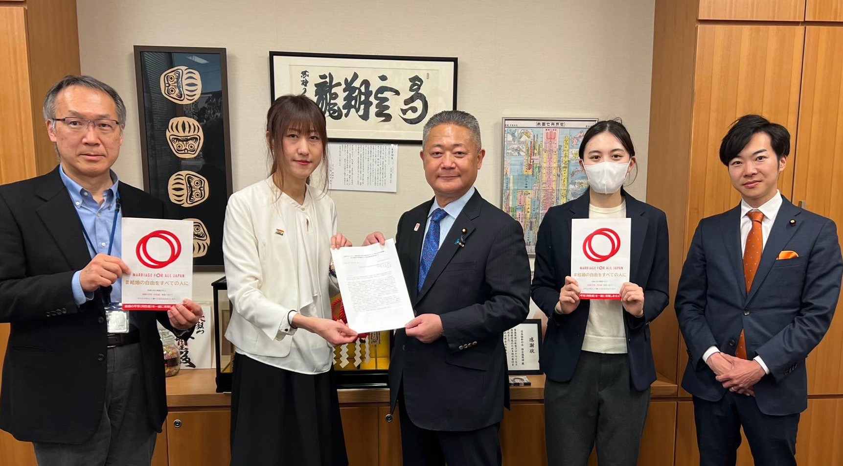 日本維新の会の馬場代表と面談した際の様子 写真右から2番目にマリフォーのパンフレットをもった楠田さんが写っている