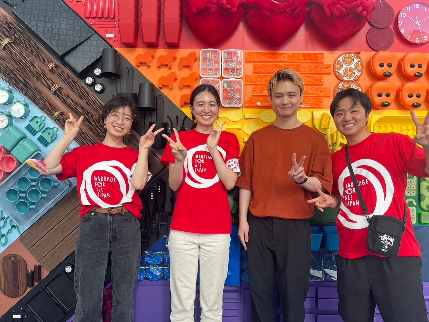 マリフォーインターン4名の集合写真 左から2番目に楠田さんがマリフォTシャツを着て写っている