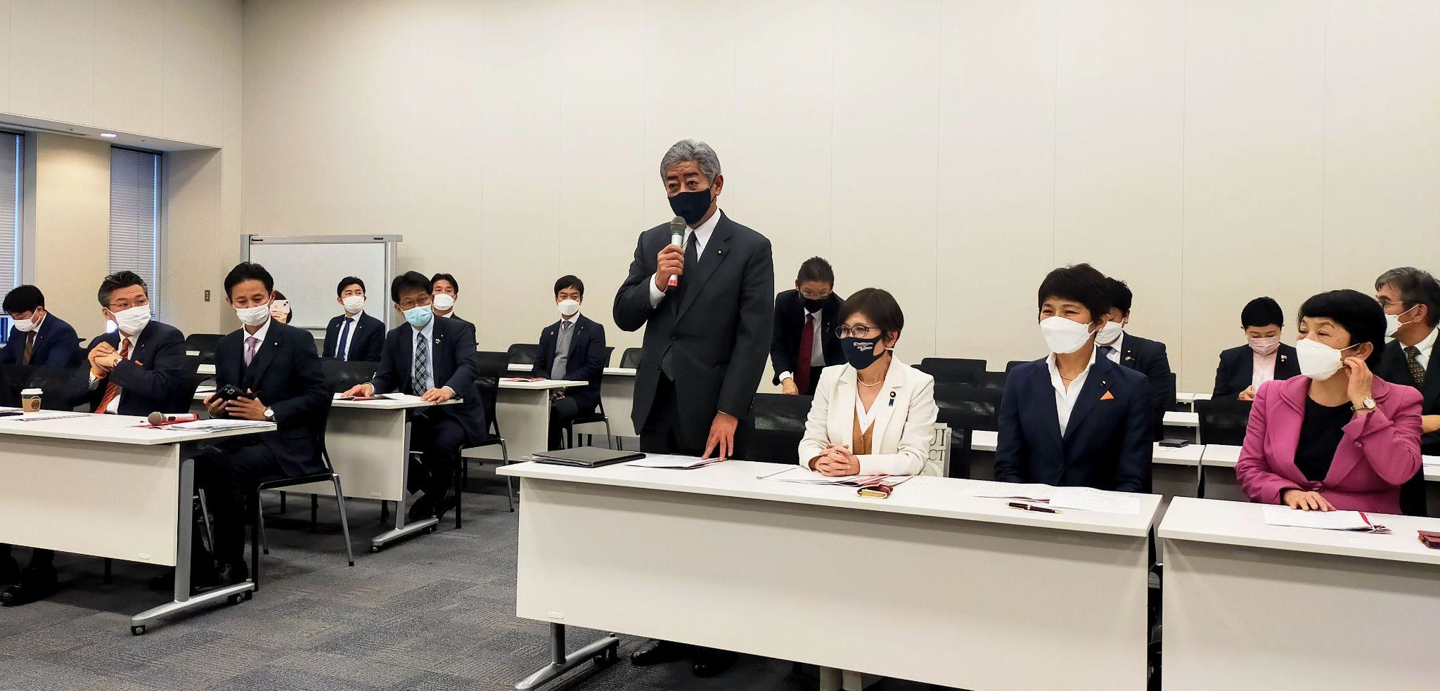 新会長として挨拶をのべる岩屋毅議員