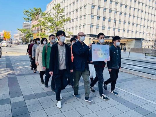 裁判所に向かう原告さんたちと弁護団員
